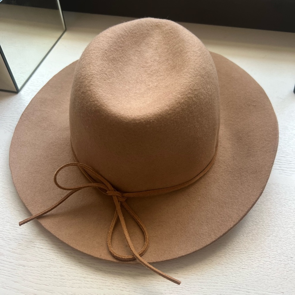 D&Y Tan 💯 wool fedora hat. New condition